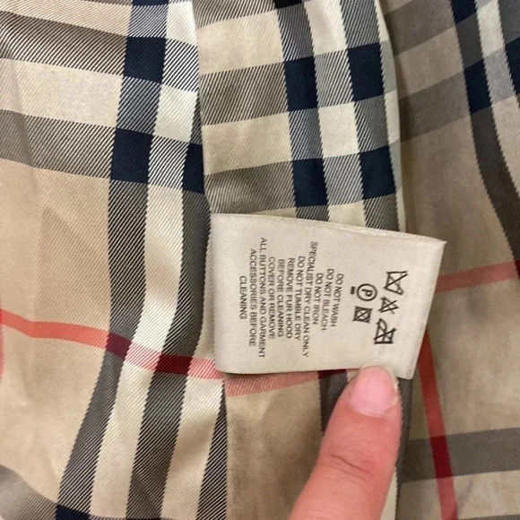 Authentic Burberry winter coat with fur hood - Picture 10 of 13